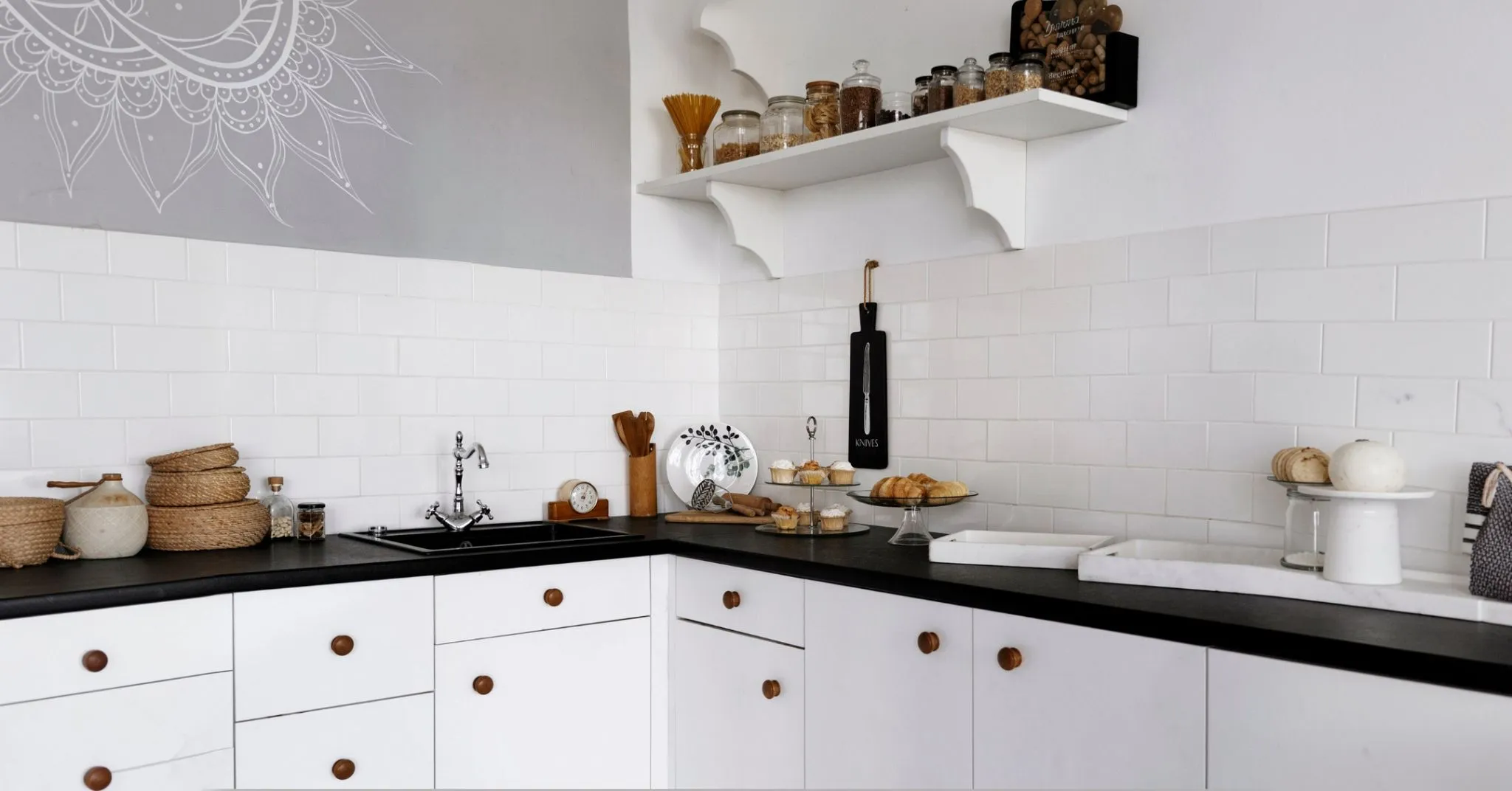Non-Modular Kitchen Designs: Smart Living Meets Tradition